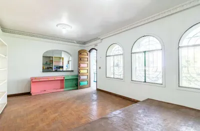 Casa para locação e venda com 302m², 4 quartos e 3 vagas