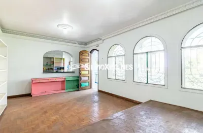 Casa para locação e venda com 302m², 4 quartos e 3 vagas