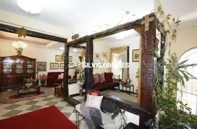 Residencial › Casa no Centro com 340,00 (M²), 4 quartos e 2 vagas para Venda