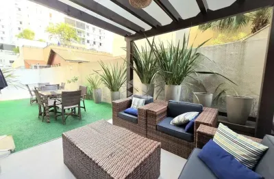 Lindo garden no centro de floripa com 93m² de área interna e 210m² de área privativa total.