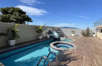 Casa pé na areia com vista espetacular do mar no coração de são josé/sc