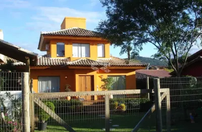 Casa sobrado com 2 quartos no rio tavares em florianópolis/sc