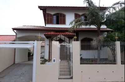 Casa com piscina e edícula no jardim atlântico - florianópolis 4 dormitórios | 1 suíte com banheira | edícula | 300m² de terreno | escritura pública |
