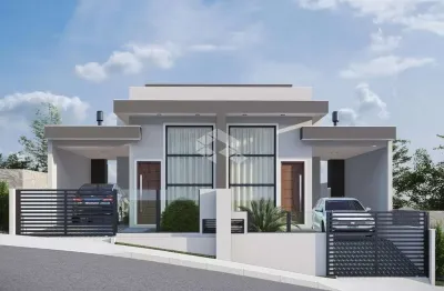 Casa geminada de 2 quartos com 1 suíte e pátio na frente e fundos