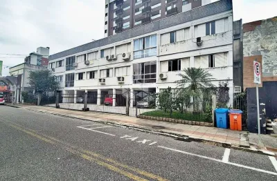 Apartamento à venda com 3 quartos sendo 1 suíte e 1 vaga de garagem no bairro coqueiros em florianópolis/sc.