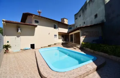 Casa residencial à venda com 3 quartos sendo 1 suíte e 2 vagas de garagem no bairro barreiros em são josé/sc.