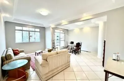 Apartamento á venda com 3 quartos sendo 1 suíte e 2 vagas de garagem no bairro canto em florianópolis/sc.