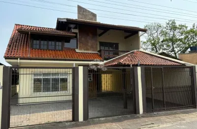 Casa com 3 quartos sendo 1 suíte e 4 vagas de garagem no bairro serraria em são josé/sc