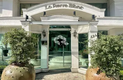 Cobertura duplex com 4 quartos, sendo 4 suítes e 2 vagas de garagem no bairro pedra branca, em palhoça/sc.