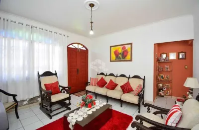 Casa residencial no bairro barreiros, em são josé, sc, semi-mobiliada, espaço gourmet, churrasqueira, 05 dormitórios sendo 01 suíte, 04 vagas garagem.