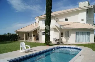 Casa no bairro bosque das mansões, em são josé, sc, mobiliada, sacada, espaço gourmet, churrasqueira, 05 dormitórios sendo 04 suítes, 6 vagas garagem.