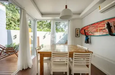 Casa residencial no bairro barra lagoa, em florianópolis, sc, mobiliada, sacada, hidromassagem, 03 dormitórios sendo 01 suíte, e 01 vaga de garagem.