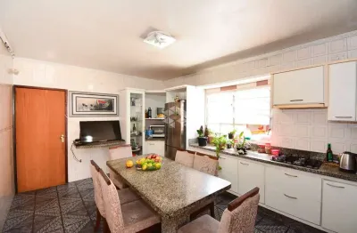 Casa residencial no bairro campinas, em são josé, sc, semi-mobiliada, com 03 dormitórios sendo 03 suítes, e 03 vagas de garagem.