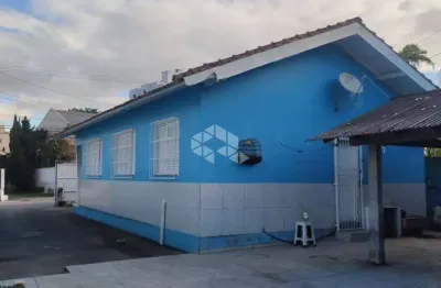 Casa no bairro praia comprida, em são josé, sc, 06 dormitórios, 04 kitnets, uso comercial.