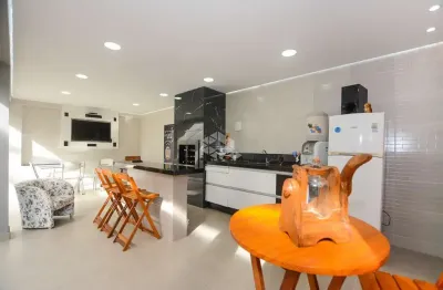 Casa residencial no bairro forquilhas, em são josé, sc, mobiliada, com 160m² privativos, 03 dormitórios sendo 02 suítes, e 05 vagas de garagem.