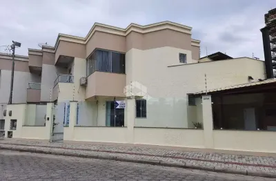 Casa no bairro perequê, em porto belo, sc, terraço, churrasqueira, 02 dormitórios, 01 suíte, 02 vagas de garagem.