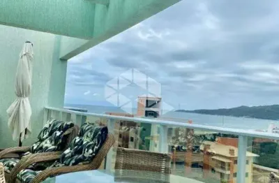 Apartamento duplex em mariscal, bombinhas, sc, com churrasqueira, 03 dormitórios sendo 01 suíte, e 02 vagas de garagem.