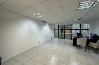 Sala comercial com 41,70m² de área privativa e vagas de garagem!