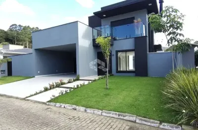 Casa NOVA com 5 suítes sendo 3 delas no piso térreo, acessibilidade total e vista deslumbrante!