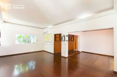 Casa térrea com 3 dormitórios, sendo 1 suíte, 3 vagas, 320,00m², em Moema, São Paulo, SP.