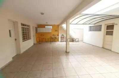 Casa térrea ampla com 05  dormitórios e 03 vagas na vila cruzeiro.