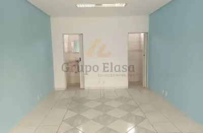 Sala comercial com 18 metros, copa e banheiro na galeria borba gato.