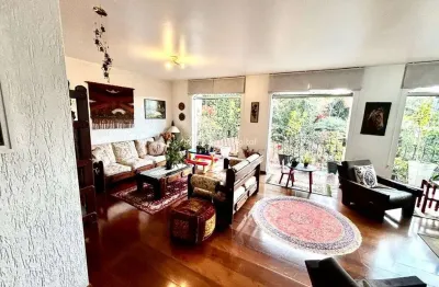 Vende-se sobrado de 356m² de área construida com 4 quartos (2 suíte) e 4 vagas