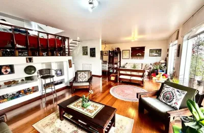 Vende-se sobrado de 356m² de área construida com 4 quartos (2 suíte) e 4 vagas