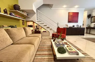 Casa reformada em condomínio fechado – 4 dorms (3 suítes), quintal amplo e lazer