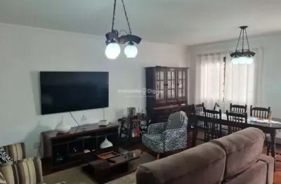 Casa à venda no Jd Campo Grande - 250m2 com 3 quartos, sendo 1 suíte e amplo quintal