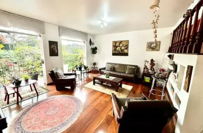 Vende-se sobrado de 356m² de área construida com 4 quartos (2 suíte) e 4 vagas