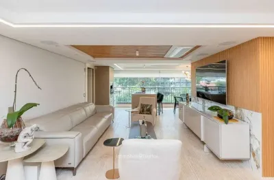 Apartamento à Venda com 3 suítes, 4 banheiros, 2 vagas e 162m² - Moema