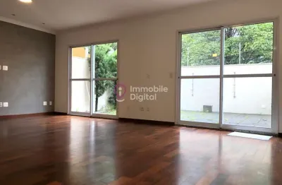 Casa de Condomínio para locação. 4 quartos, 2 suites, quintal com churrasqueira