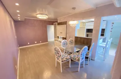 Apartamento semimobiliado com 2 dormitórios, suíte com closet e garagem no bairr