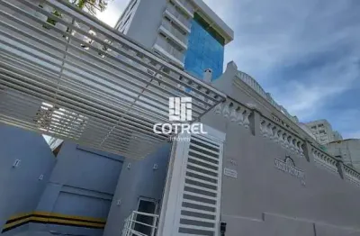 Apartamento central 2 dormitórios sendo 1 suíte e 1 vaga de garagem localizado n