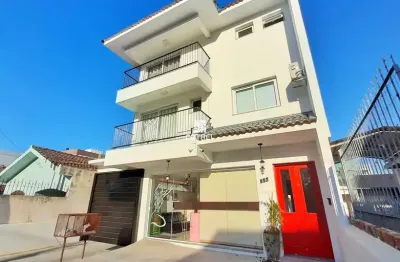 Casa 3 dormitórios sendo suítes e 3 vagas de garagem no bairro camobi localizada