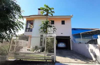 Casa 4 dormitórios sendo 2 suítes e 2 vagas de garagem no bairro km3 localizada