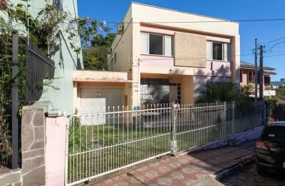 Casa central 3 dormitórios sendo 1 suíte e 3 vagas de garagem localizada na cida
