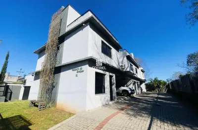 Casa semimobiliada em condomínio fechado com 2 dormitórios e 2 vagas no bairro t