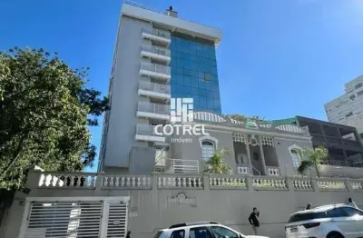 Apartamento central com 2 dormitórios, suíte, sacada e garagem