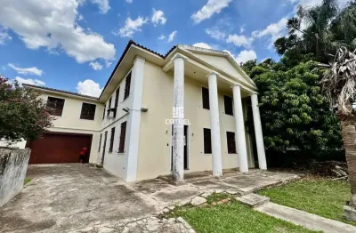 Casa para venda com 5 dormitórios, sendo uma suíte e 2 vagas de garagem no bairr