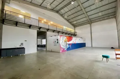 Pavilhão para locação com 300m² de mezanino, 3 banheiros e estacionamento, situa
