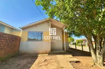 Casa residencial com 02 dormitórios, 01 banheiro e 01 vaga de garagem localizada
