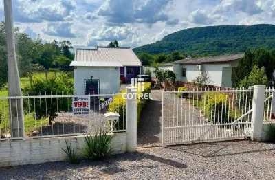 Casa á venda com 03 dormitórios, 02 banheiros sendo 1 suíte e 01 vaga de garagem