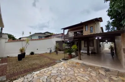 Casa com 4 quartos à venda na Rua Jornalista Ephem Wellington de Barros Amora, 507, Camboinhas, Niterói