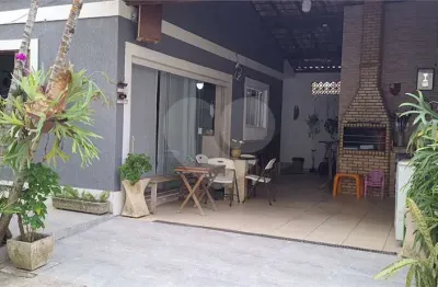 Casa com 3 quartos à venda na Rua Eugênio Martins Pereira, 251, Maria Paula, São Gonçalo