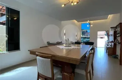 Casa em condomínio fechado com 3 quartos à venda na Rua Irineu Ferreira Pinto, Ponta Grossa, Maricá