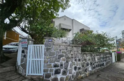 Casa com 3 quartos para alugar na Rua Itaocara, Pe Pequeno, Niterói