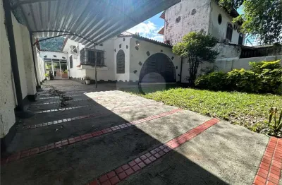 Casa com 3 quartos para alugar na Rua Maria Caldas, 61, São Francisco, Niterói