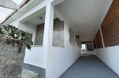 Excelente casa em local arborizado com  3 quartos e garagem 3 carros